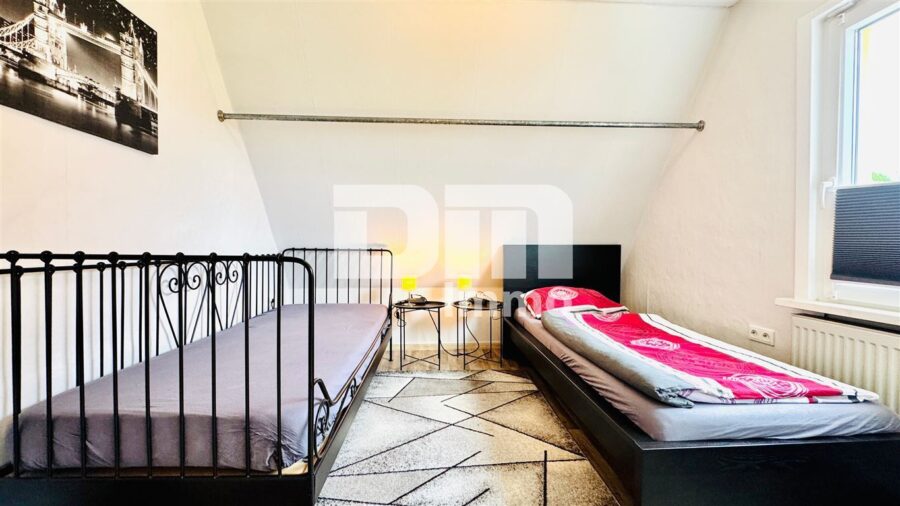 Vielseitiges Immobilien-Ensemble mit 2 modernisierten Haushälften + Carport und Garten/Terrasse - Haus 1 OG / DG Schlafzimmer 3 / Ankleide
